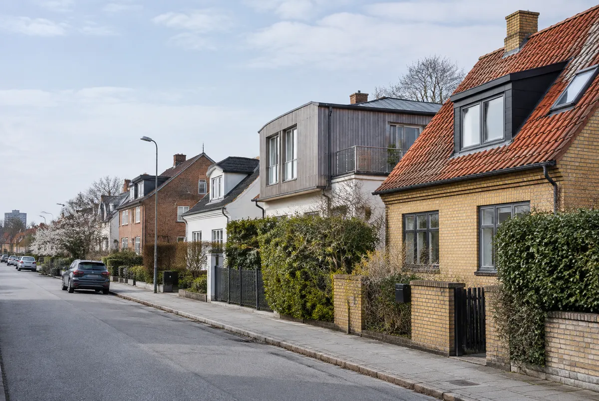 Villagata i Malmö med hus där några har tillbyggnader och takkupor