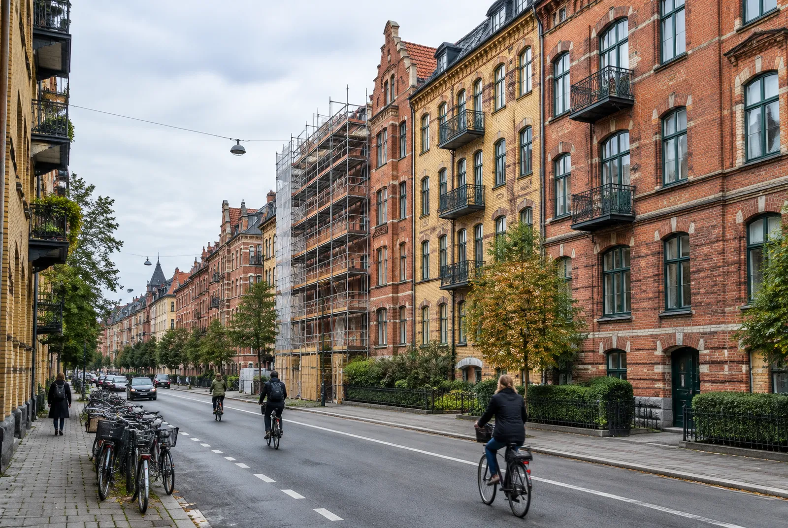 Gata i Malmö med tegelhus från sekelskiftet och en fasad med byggställning